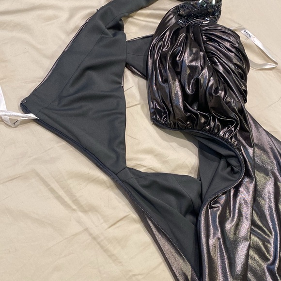 One shoulder beaded metallic gown. Fitted silhouette. - Picture 9 of 13